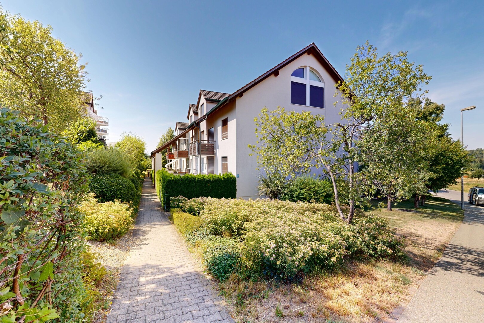 façade avec apartment complex view, bardage en stuc, from community, day time, et balcon