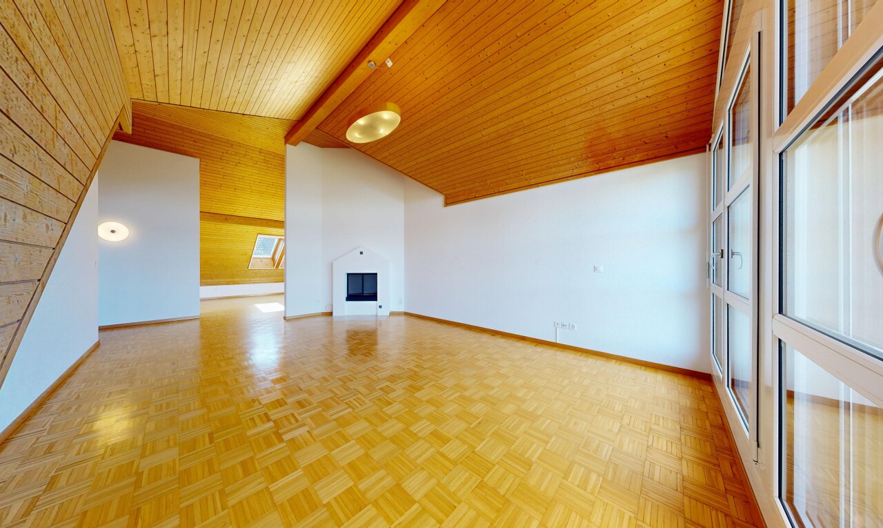 pièce vide avec inside property, wood finish floor, sol en finition bois, parquet floor, et wood ceiling