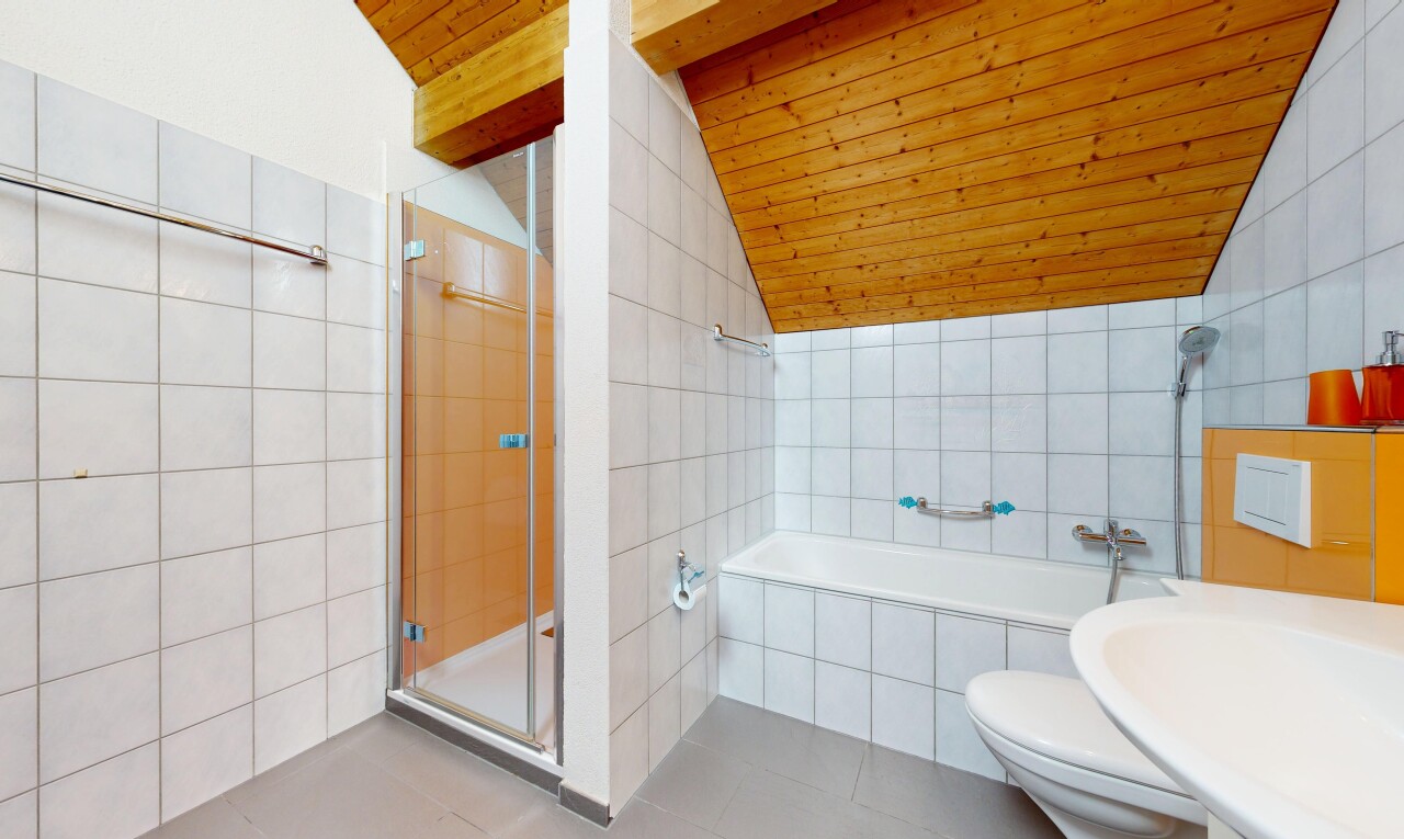 salle de bains avec douche, mur en carrelage, tile wall, salle de bain complète, et plafond voûté