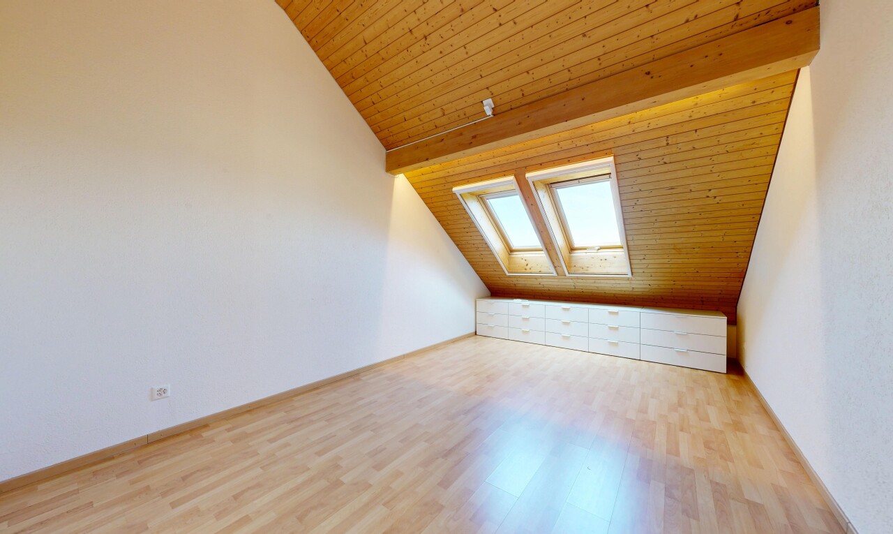pièce vide avec plafond en bois, wood ceiling, inside property, sol en finition bois, et wood finish floor