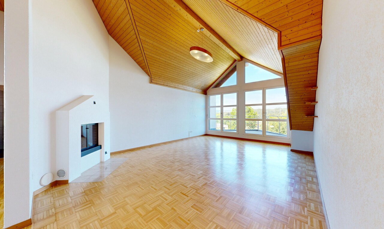 pièce vide avec plafond haut, high ceiling, plafond à poutres, beamed ceiling, et plafond en bois
