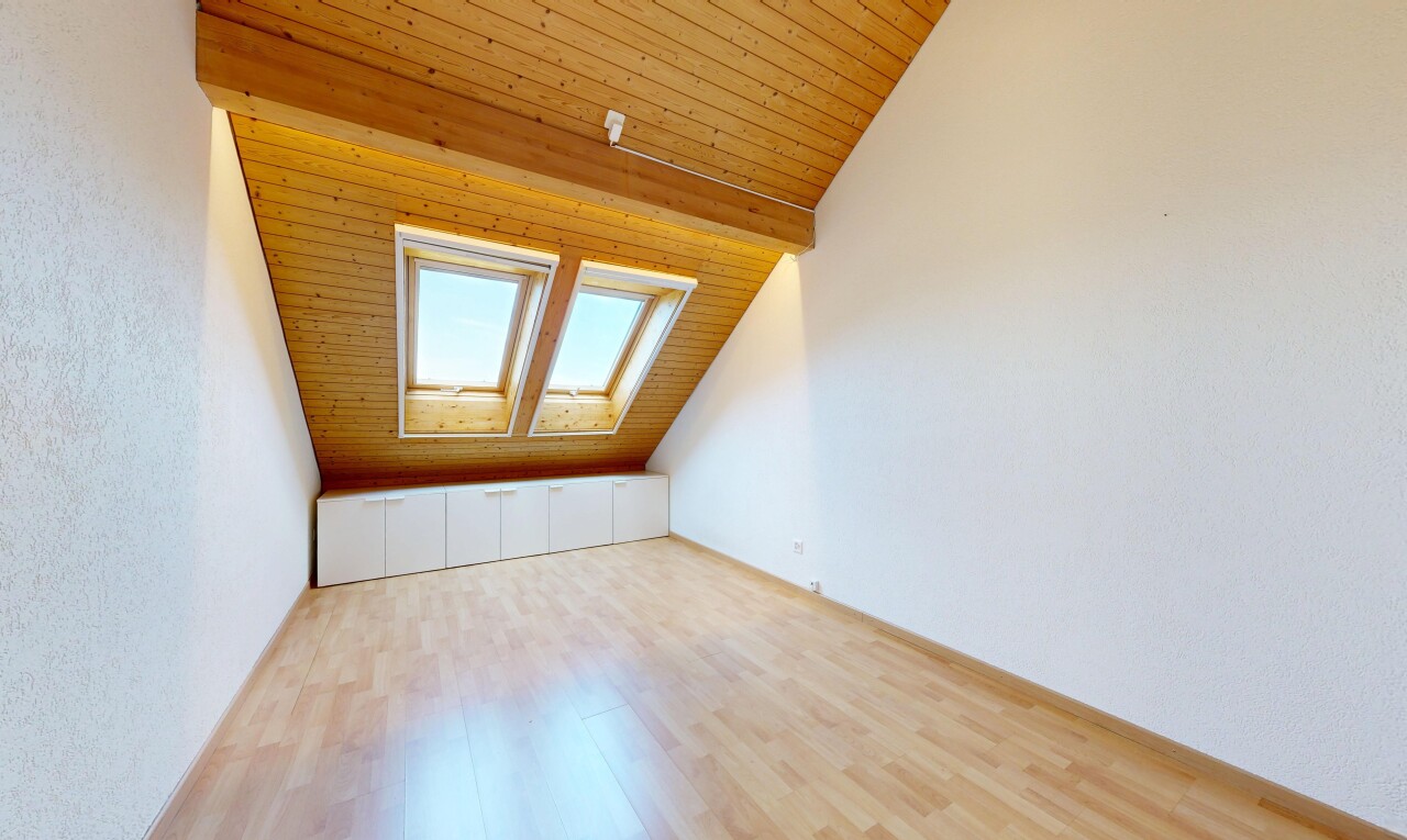 pièce vide avec wood ceiling, plafond en bois, vaulted ceiling, plafond voûté, et puits de lumière