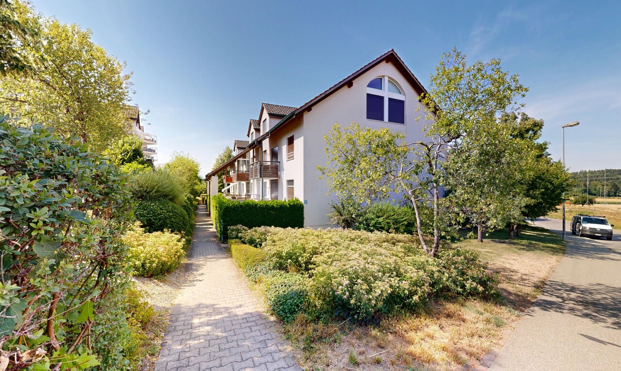 façade avec apartment complex view, bardage en stuc, from community, day time, et balcon