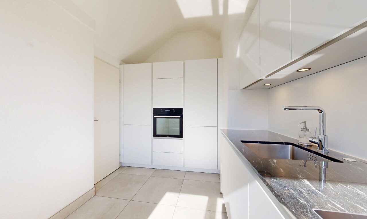 cuisine avec four, évier, light floor, armoires blanches, et white cabinets
