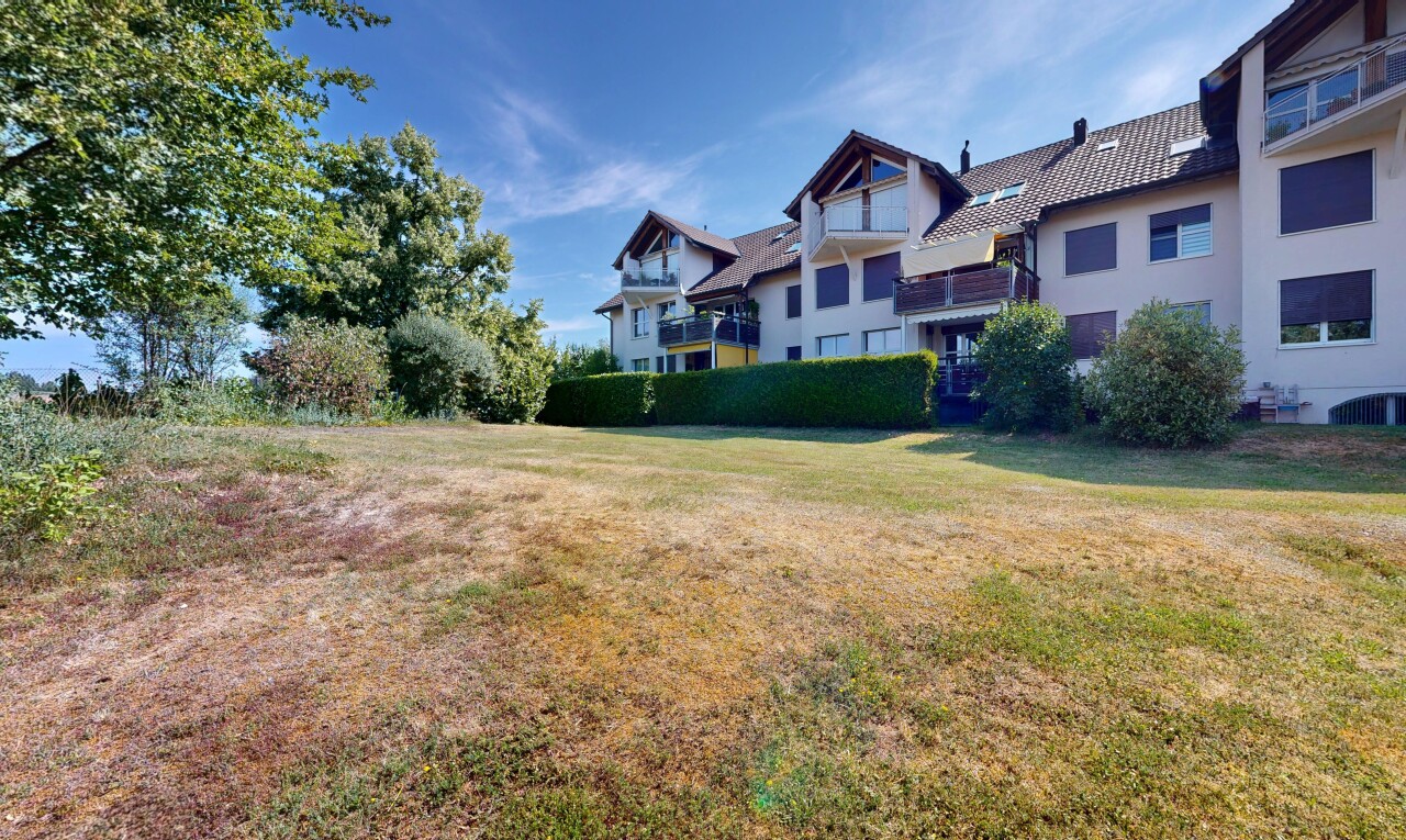 façade avec day time, pelouse, et bardage en stuc