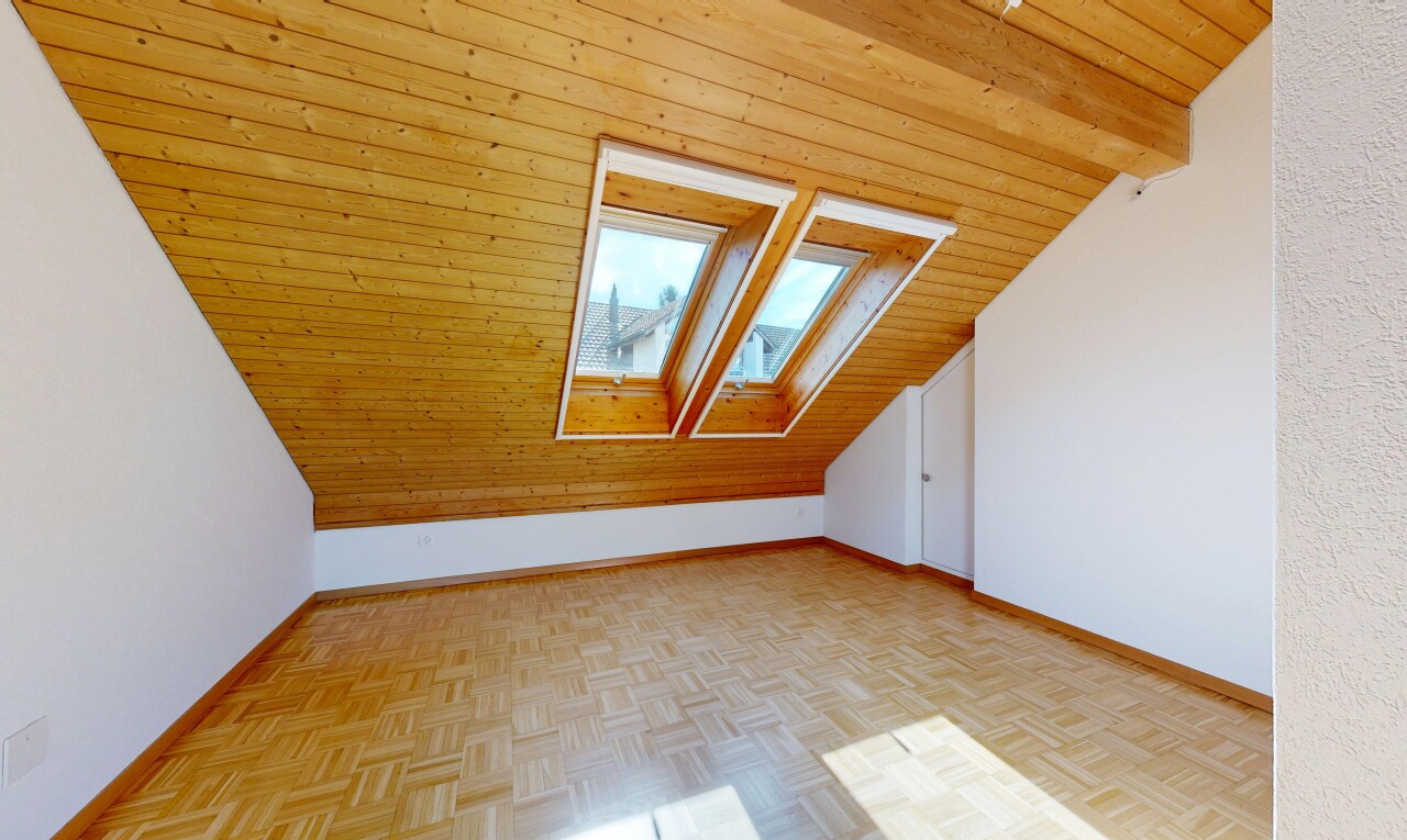 pièce vide avec plafond voûté, vaulted ceiling, plafond en bois, wood ceiling, et plinthes murales