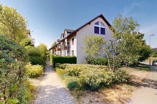 façade avec apartment complex view, bardage en stuc, from community, day time, et balcon
