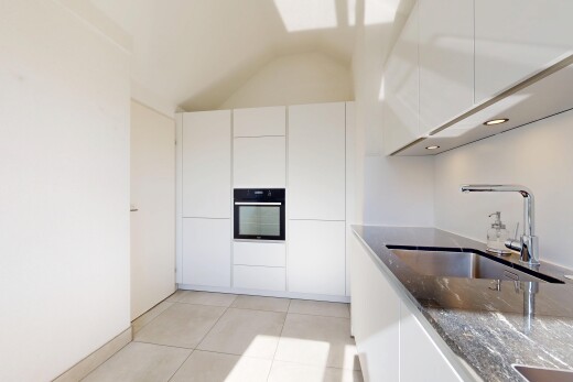 cuisine avec four, évier, light floor, armoires blanches, et white cabinets