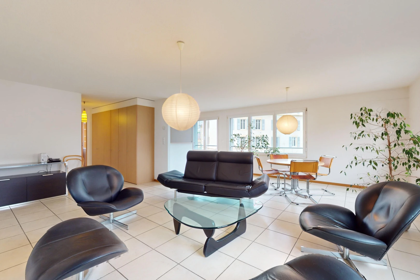 salon / salle à manger avec lumière naturelle et carrelage