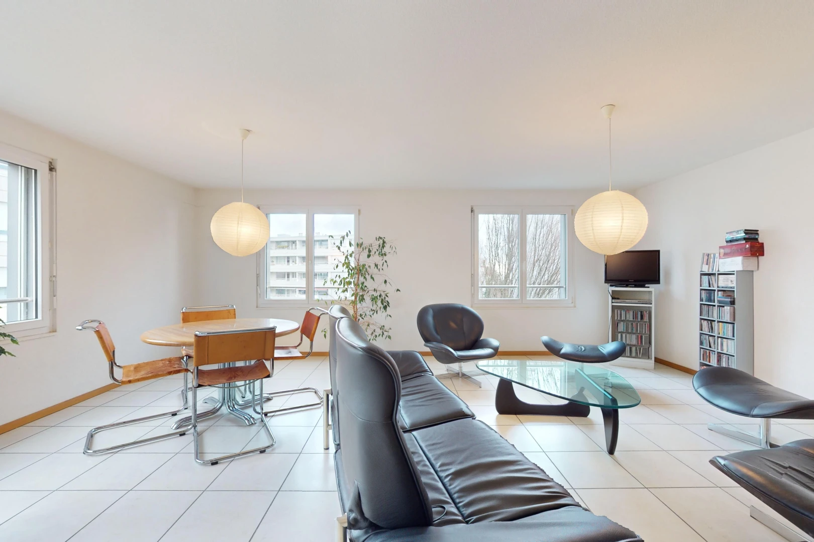 salon / salle à manger avec télévision, carrelage, et lumière naturelle