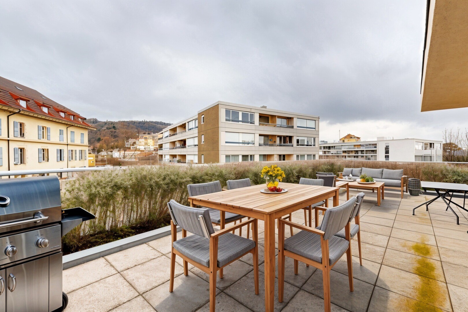 terrasse avec coin repas extérieur, overcast, from property, gril, et espace de vie extérieur