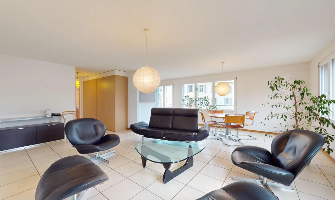 salon / salle à manger avec lumière naturelle et carrelage