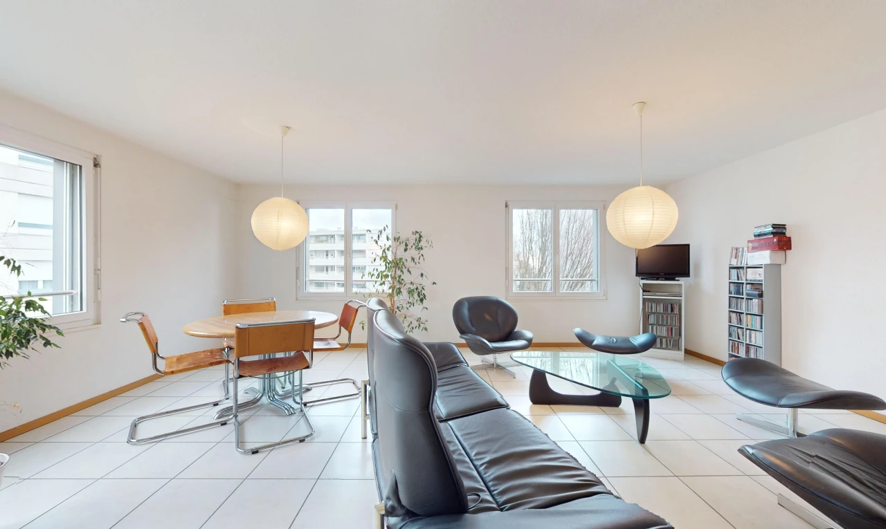 salon / salle à manger avec télévision, carrelage, et lumière naturelle