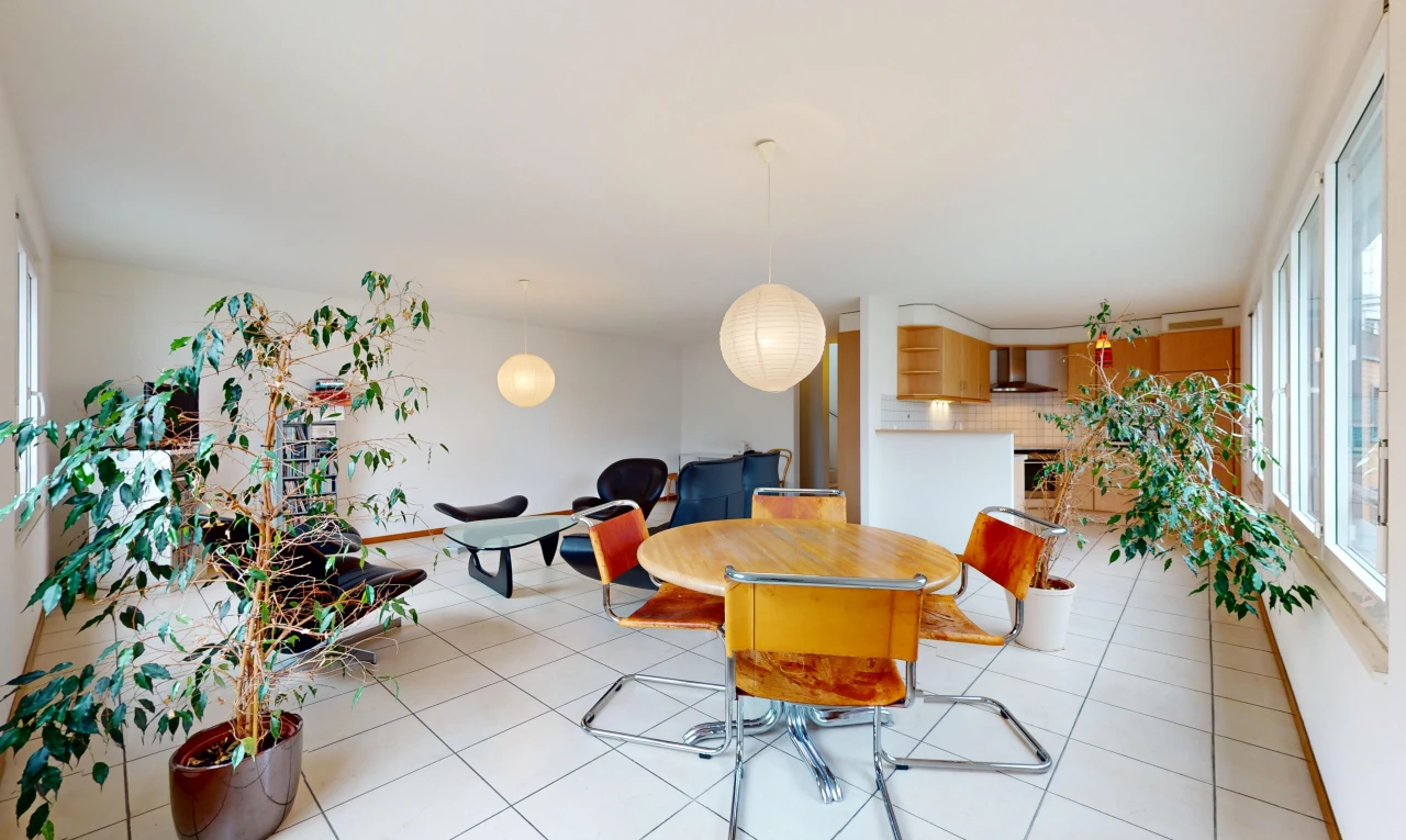 salle à manger avec carrelage et lumière naturelle