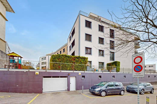extérieur du bâtiment avec clôture