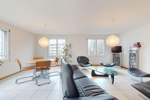 salon / salle à manger avec télévision, carrelage, et lumière naturelle