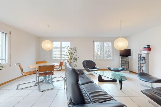 salon / salle à manger avec télévision, carrelage, et lumière naturelle