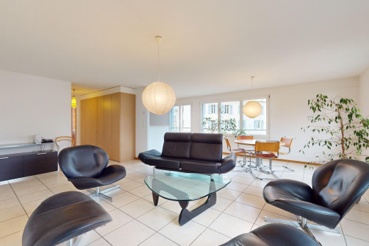 salon / salle à manger avec lumière naturelle et carrelage