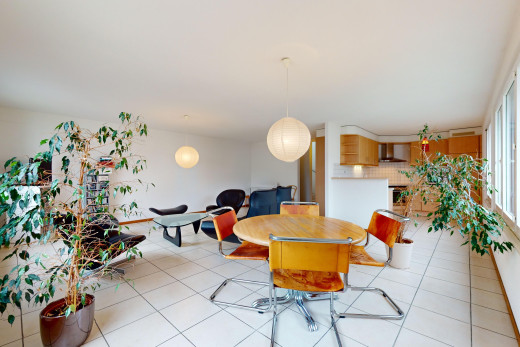 salle à manger avec carrelage et lumière naturelle