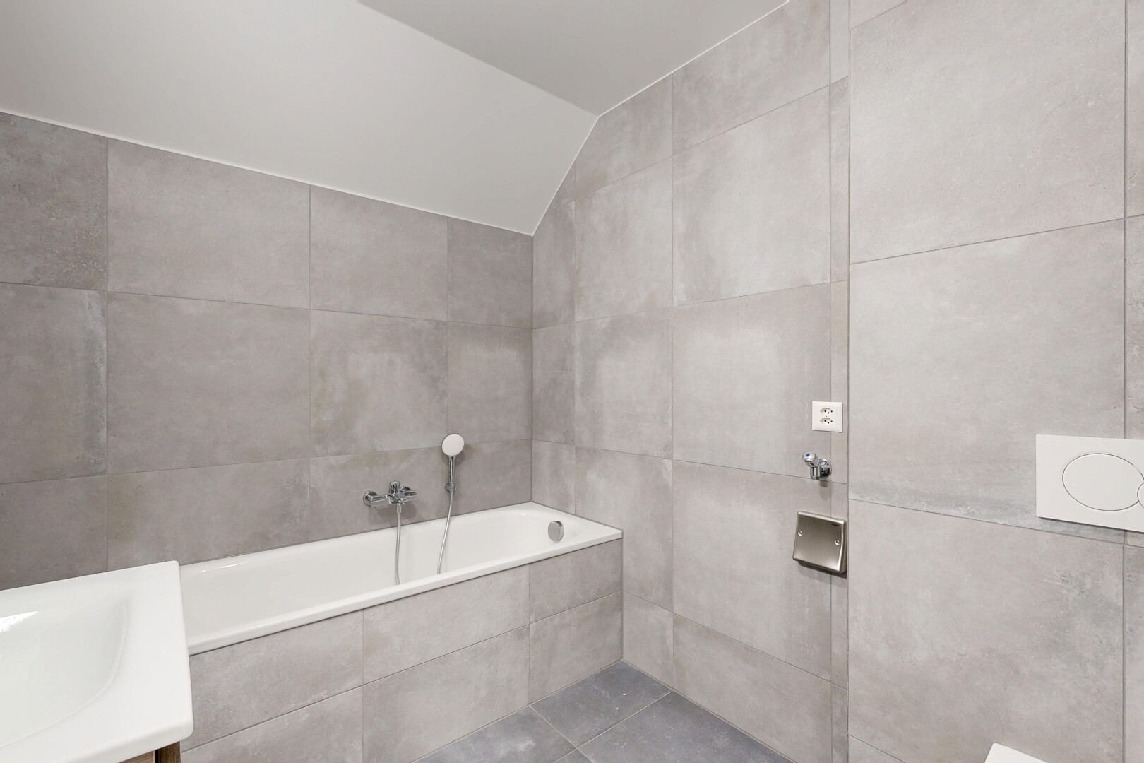 salle de bains avec mur en carrelage, tile wall, salle de bain complète, bain, et lavabo (ou coiffeuse selon le contexte)