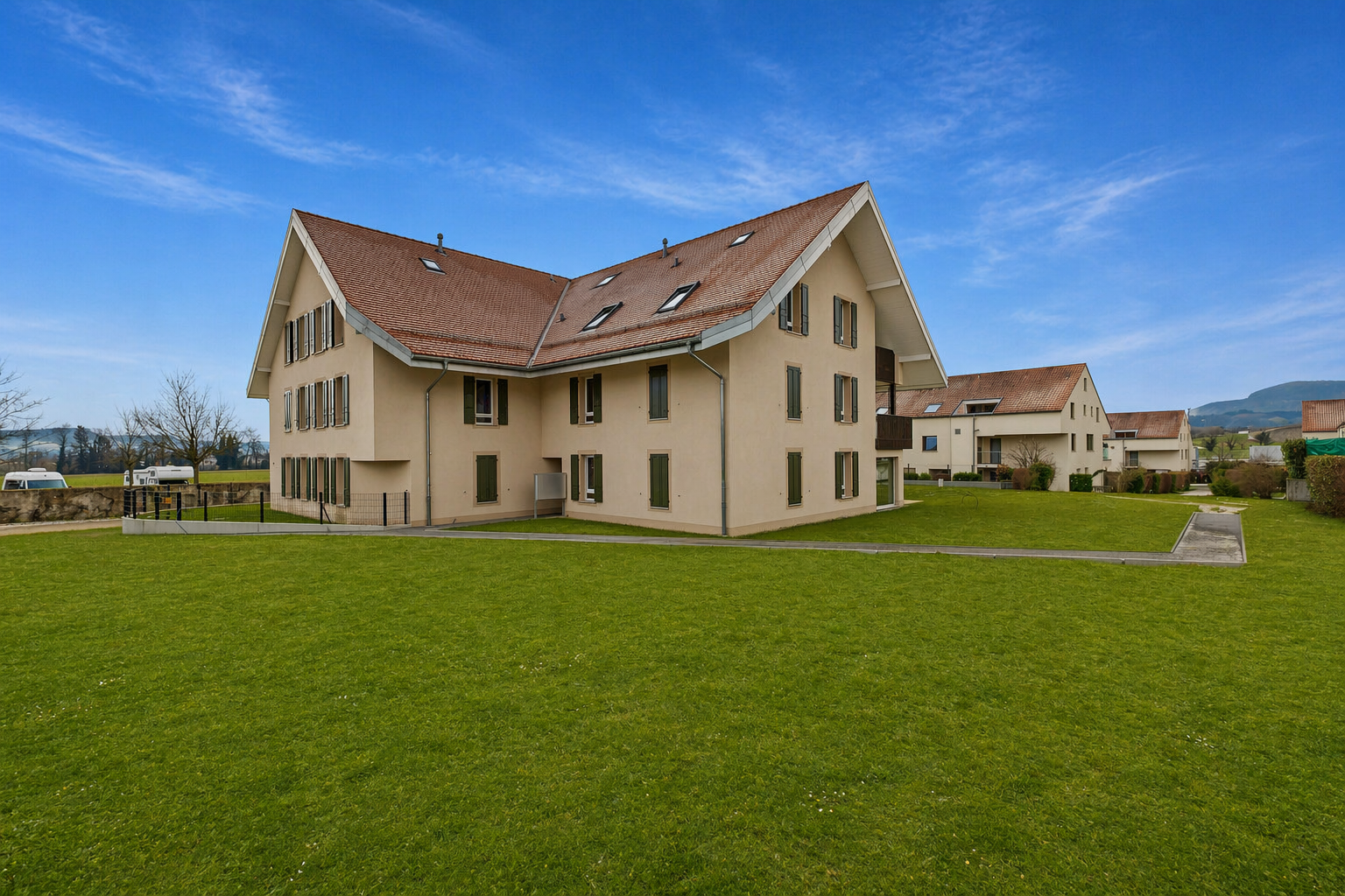 façade avec pelouse, day time, et bardage en stuc