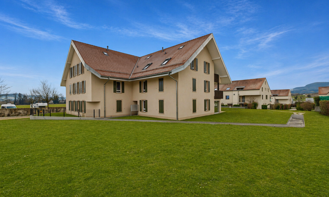 façade avec pelouse, day time, et bardage en stuc