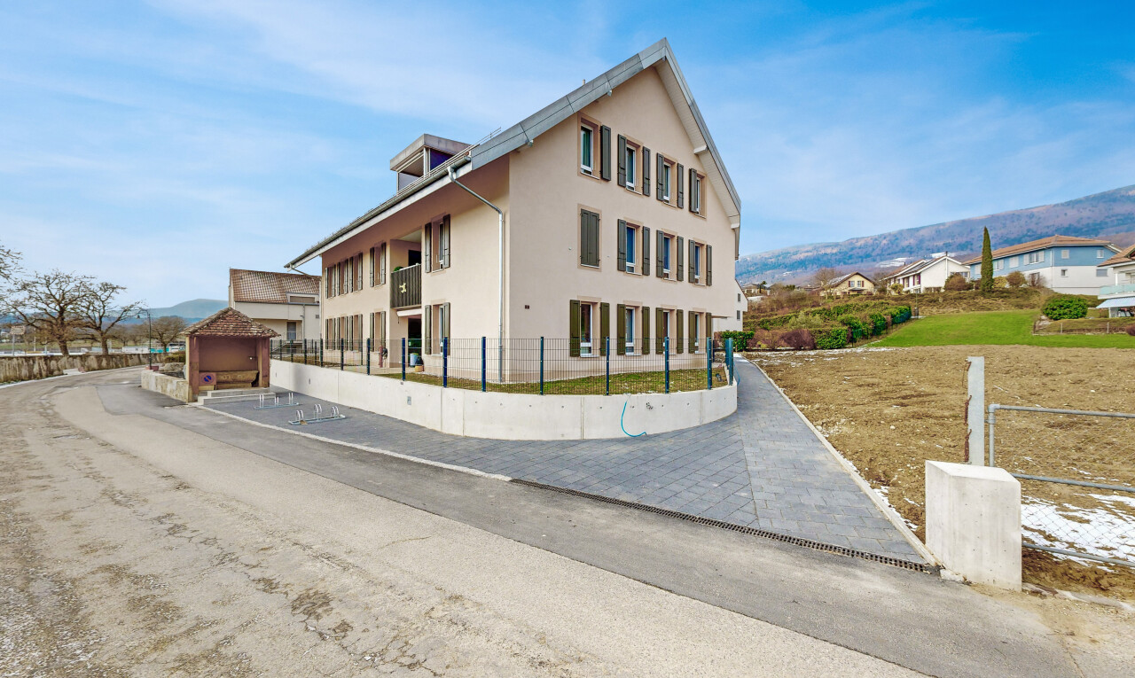 extérieur du bâtiment avec clôture, day time, mountain view, et vue sur la montagne