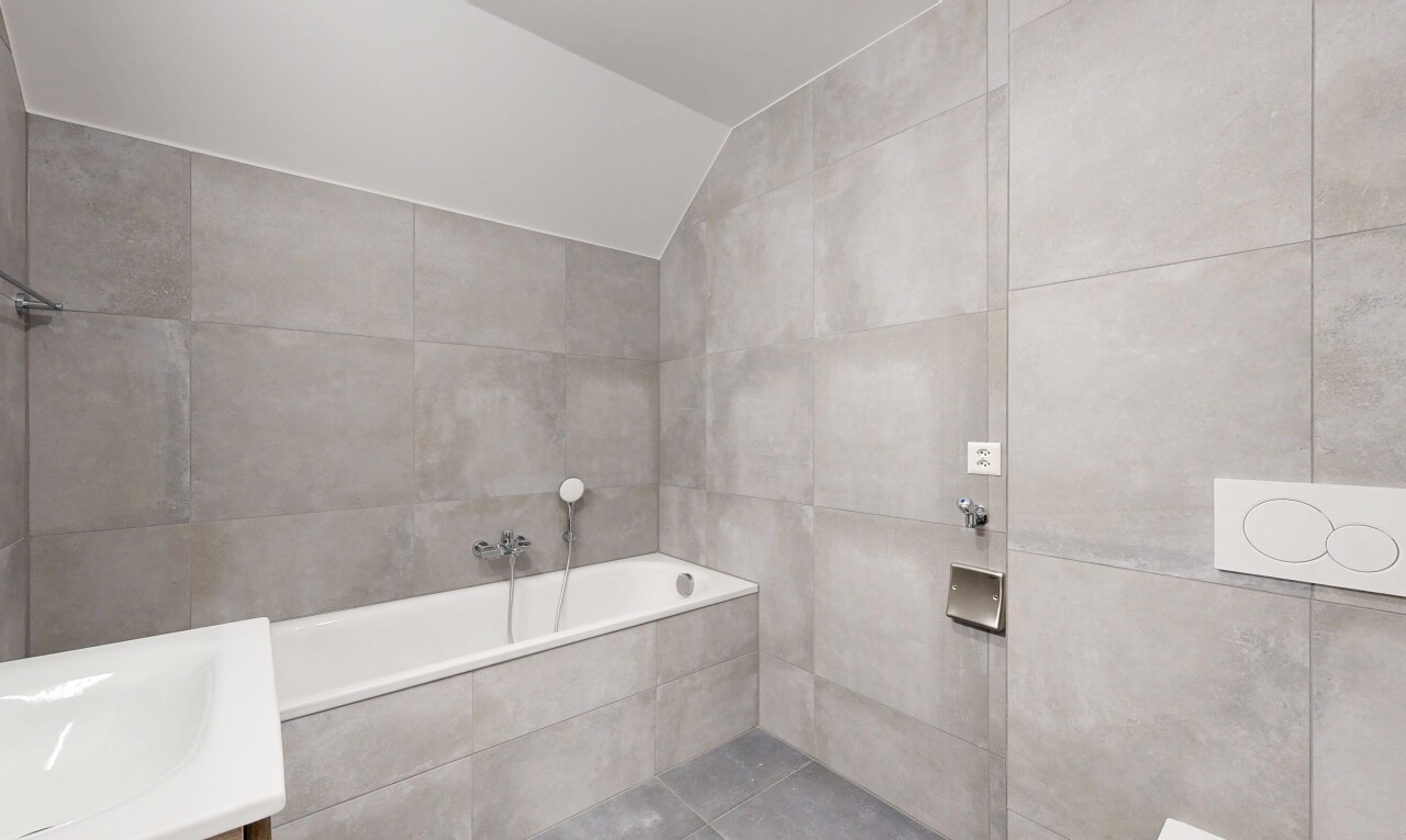 salle de bains avec mur en carrelage, tile wall, salle de bain complète, bain, et lavabo (ou coiffeuse selon le contexte)