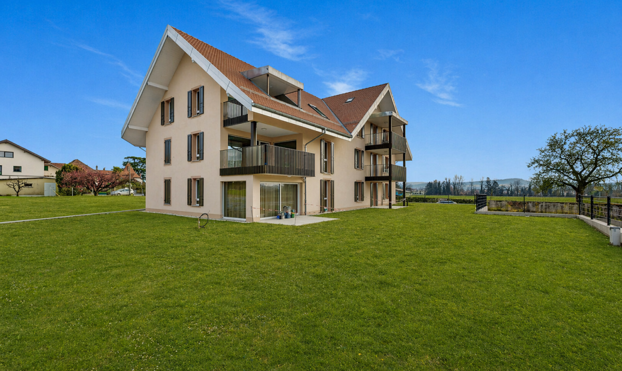 façade avec balcon, pelouse, terrasse, from property, et day time