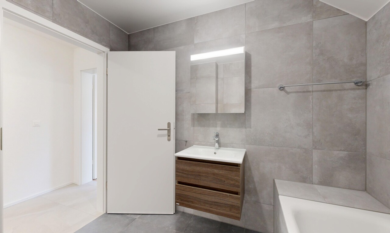 salle de bains avec mur en carrelage, tile wall, salle de bain complète, miroir, et inside property