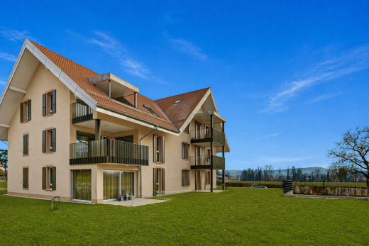 façade avec balcon, pelouse, day time, terrasse, et bardage en stuc