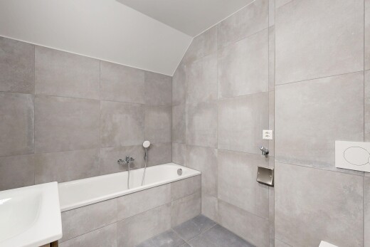 salle de bains avec mur en carrelage, tile wall, salle de bain complète, bain, et lavabo (ou coiffeuse selon le contexte)