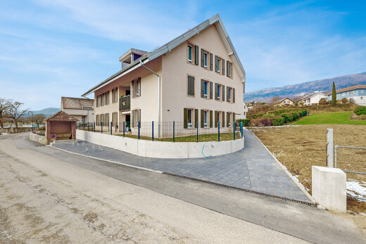 extérieur du bâtiment avec clôture, day time, mountain view, et vue sur la montagne