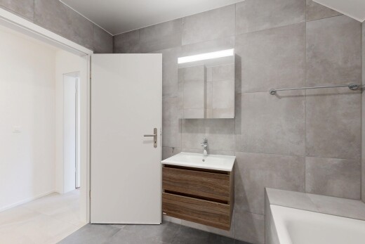 salle de bains avec mur en carrelage, tile wall, salle de bain complète, miroir, et inside property