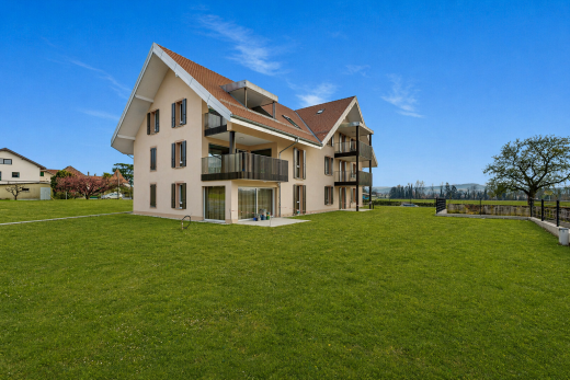 façade avec balcon, pelouse, terrasse, from property, et day time