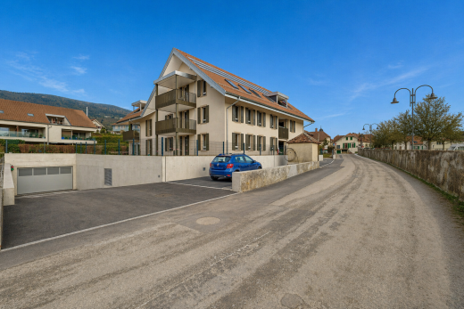 extérieur du bâtiment avec day time, residential view, vue résidentielle, et clôture