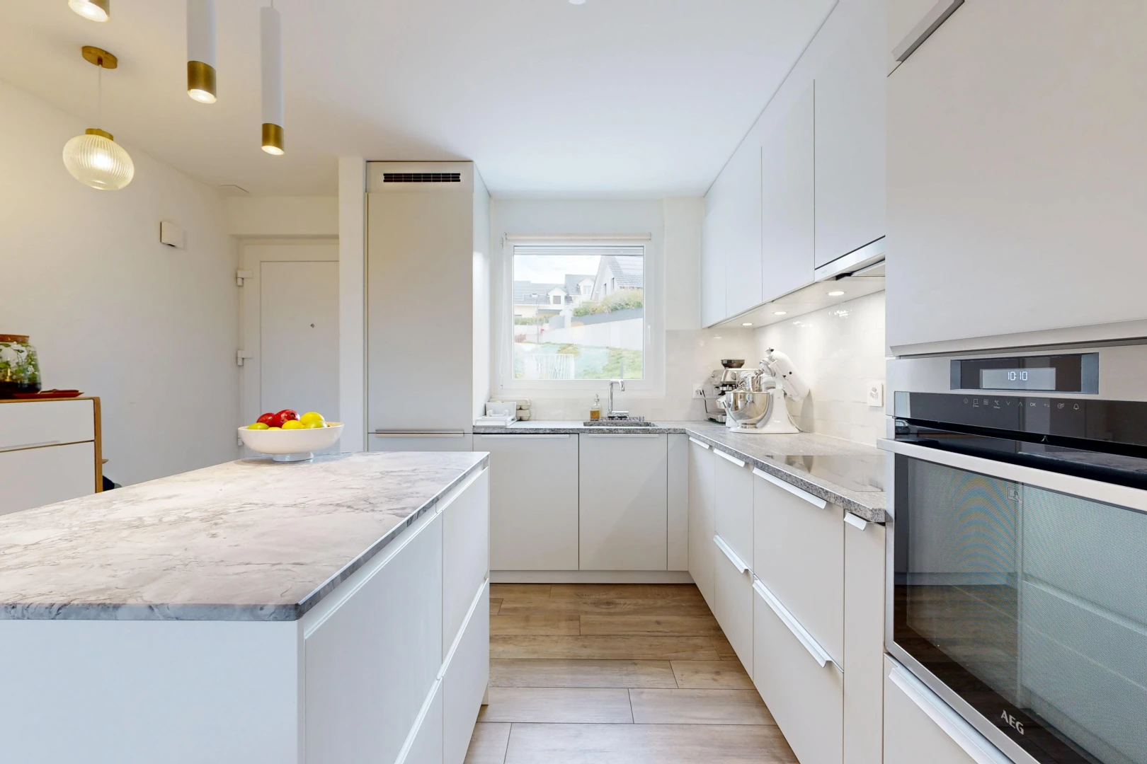 cuisine avec four, light countertops, light floor, armoires blanches, et white cabinets