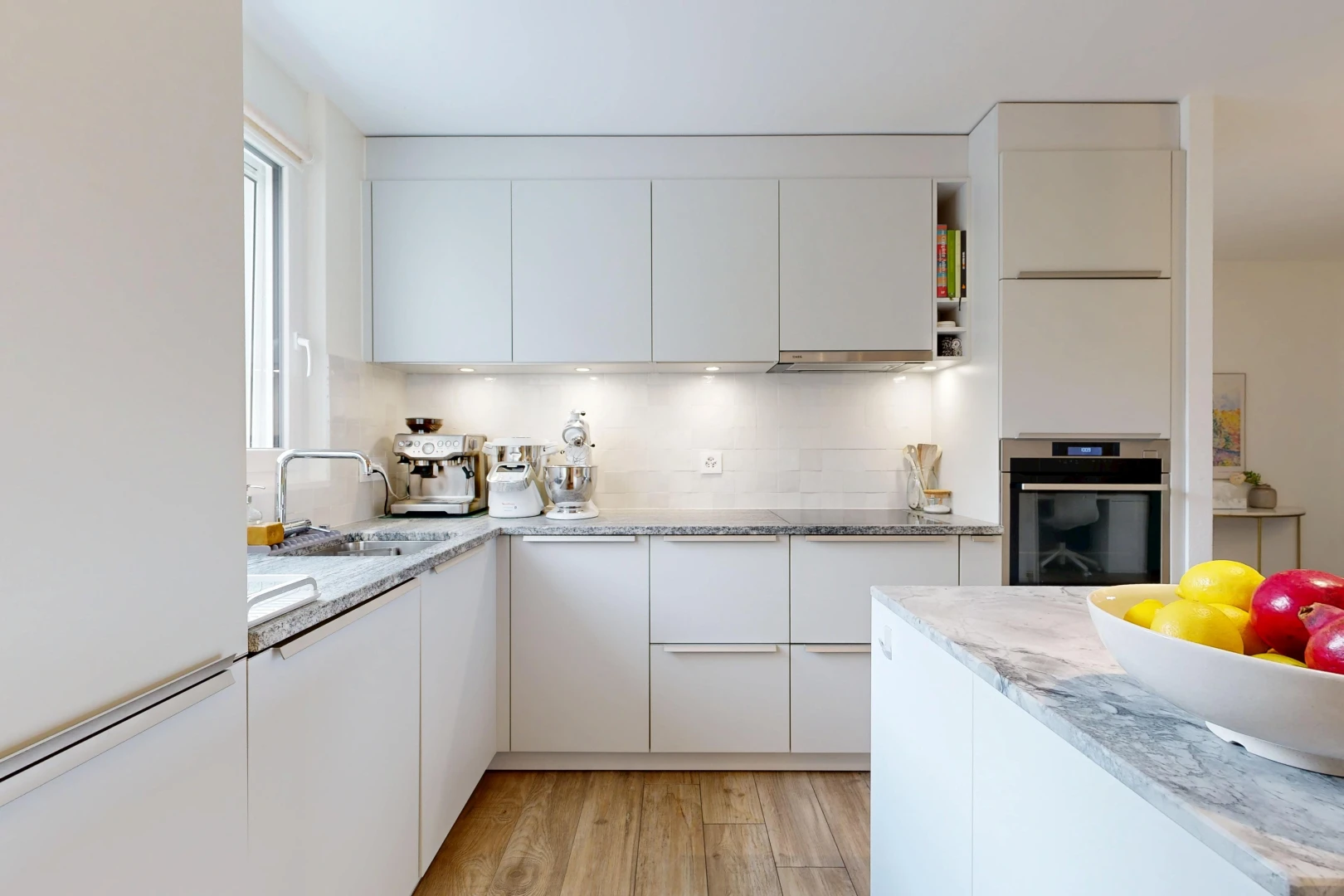 cuisine avec light countertops, four, light floor, armoires à panneau plat, et flat panel cabinets
