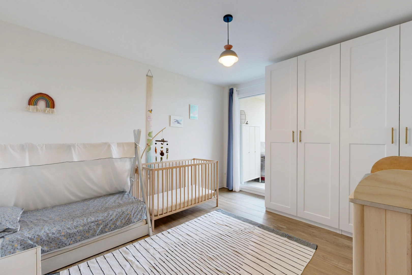 chambre avec éclairage suspendu, cloison sèche, drywall, inside property, et sol en finition bois
