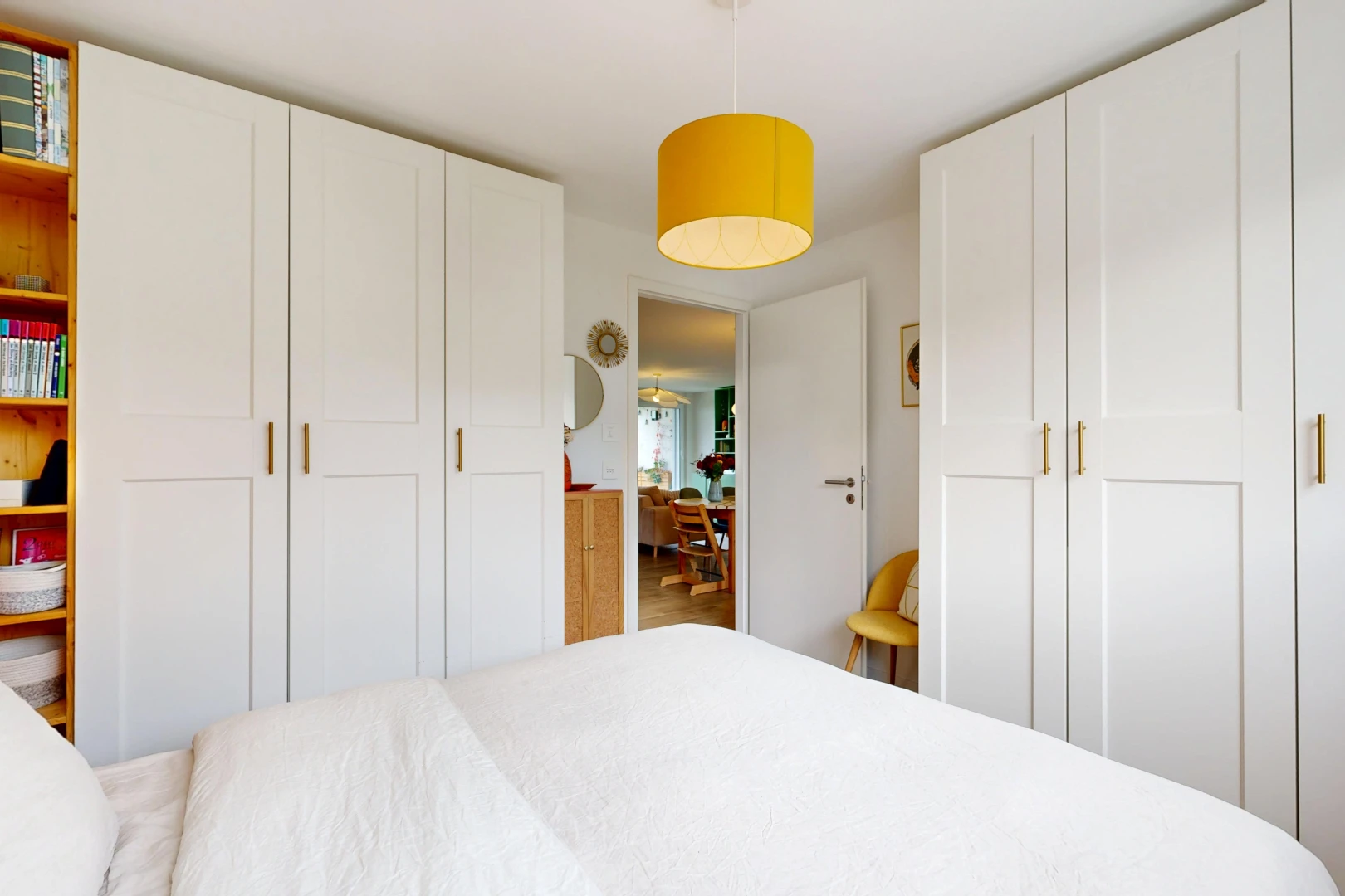 chambre avec placard, inside property, éclairage suspendu, cloison sèche, et drywall