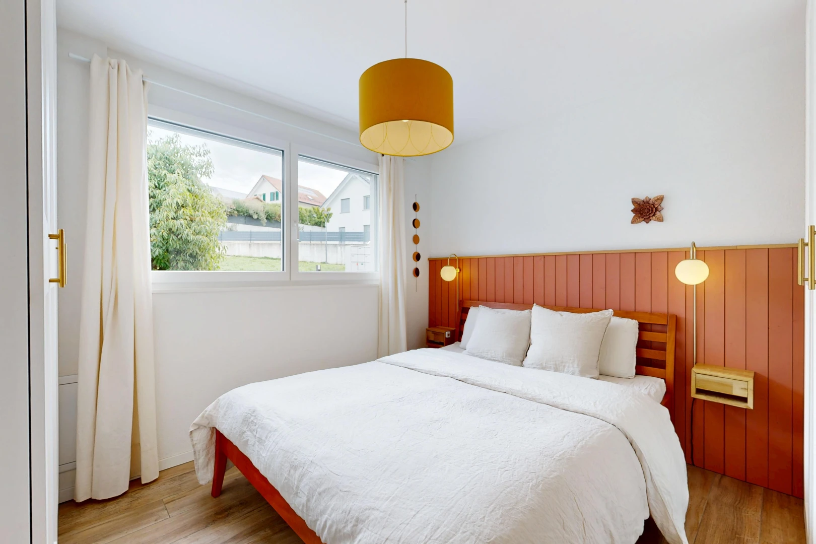 chambre avec éclairage suspendu, cloison sèche, drywall, sol en finition bois, et wood finish floor