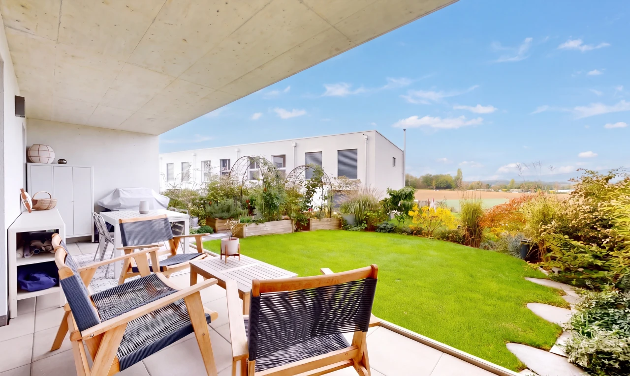 terrasse avec terrasse, from property, pelouse, day time, et espace de vie extérieur