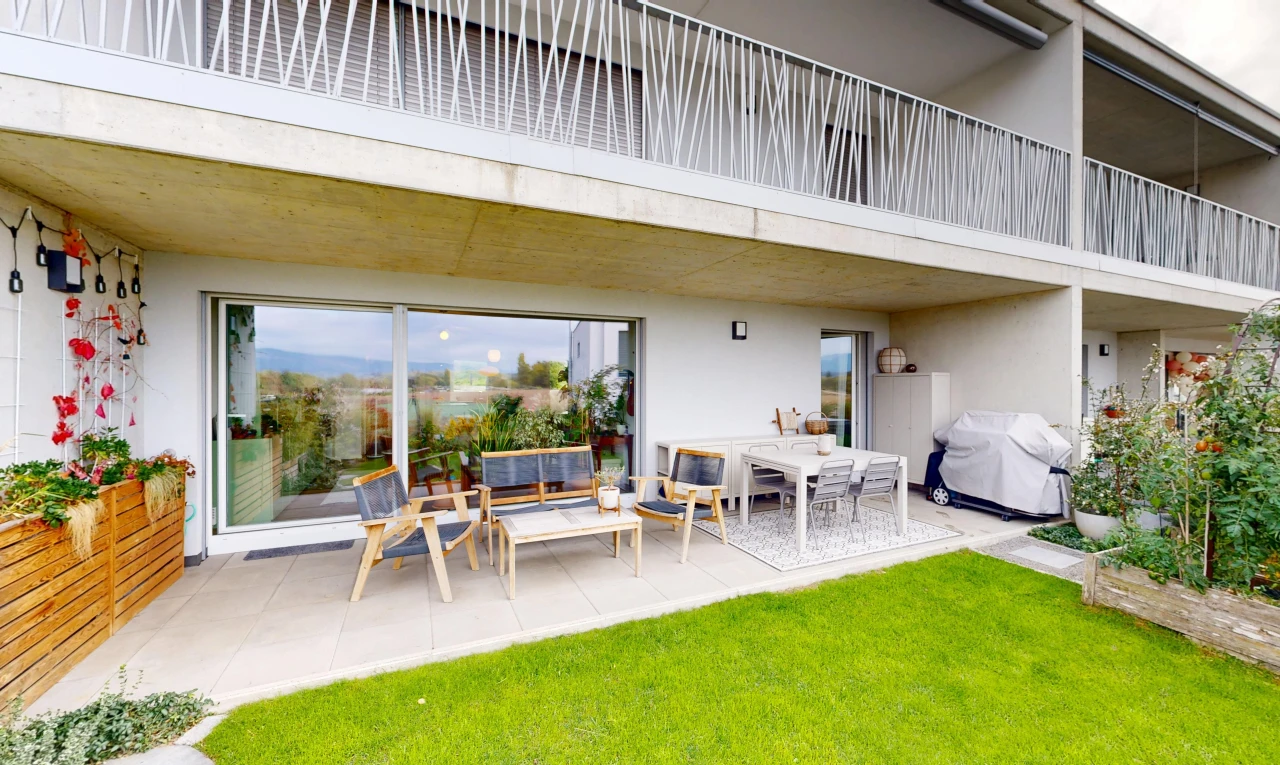 terrasse avec balcon, gril, terrasse, et pelouse