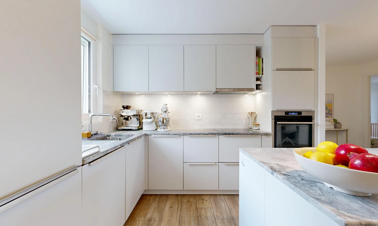 cuisine avec light countertops, four, light floor, armoires à panneau plat, et flat panel cabinets