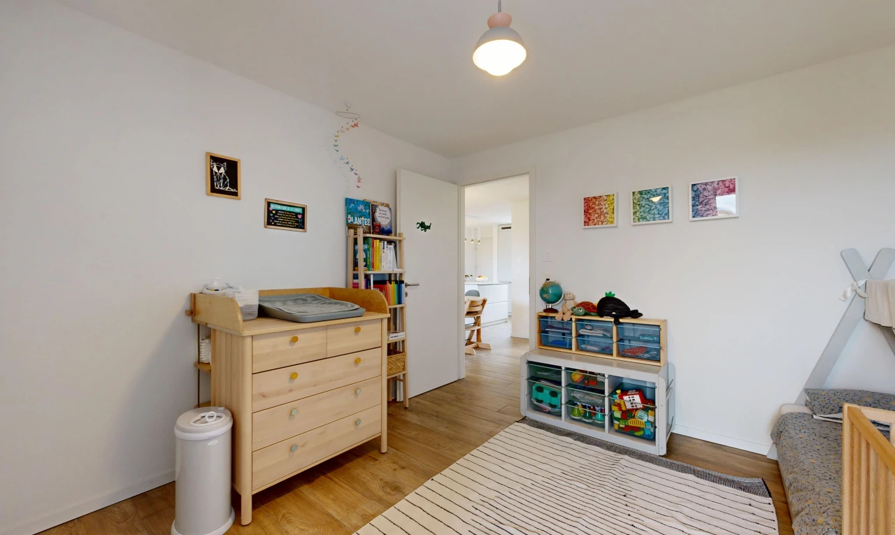 chambre avec cloison sèche, drywall, sol en finition bois, wood finish floor, et inside property
