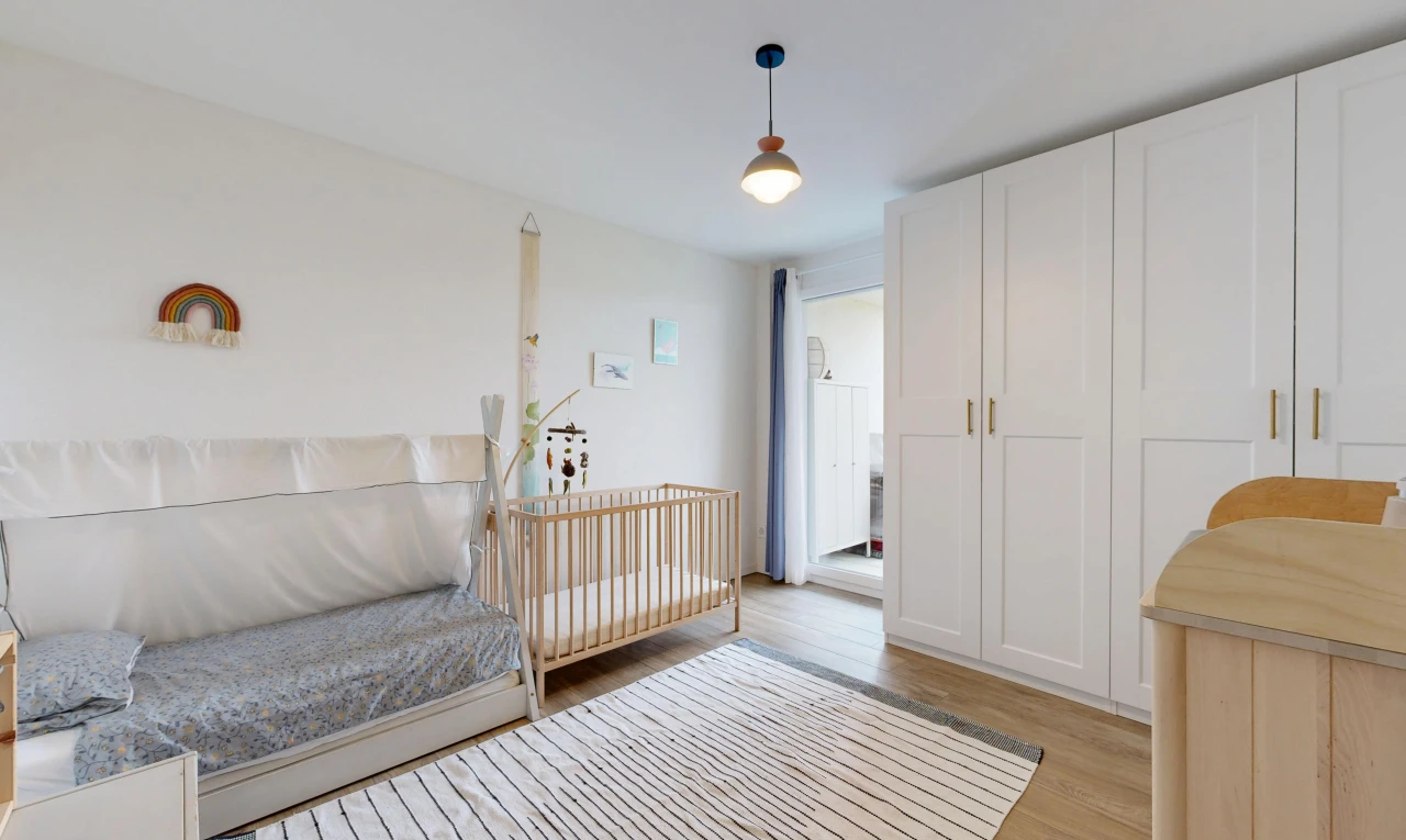 chambre avec éclairage suspendu, cloison sèche, drywall, inside property, et sol en finition bois