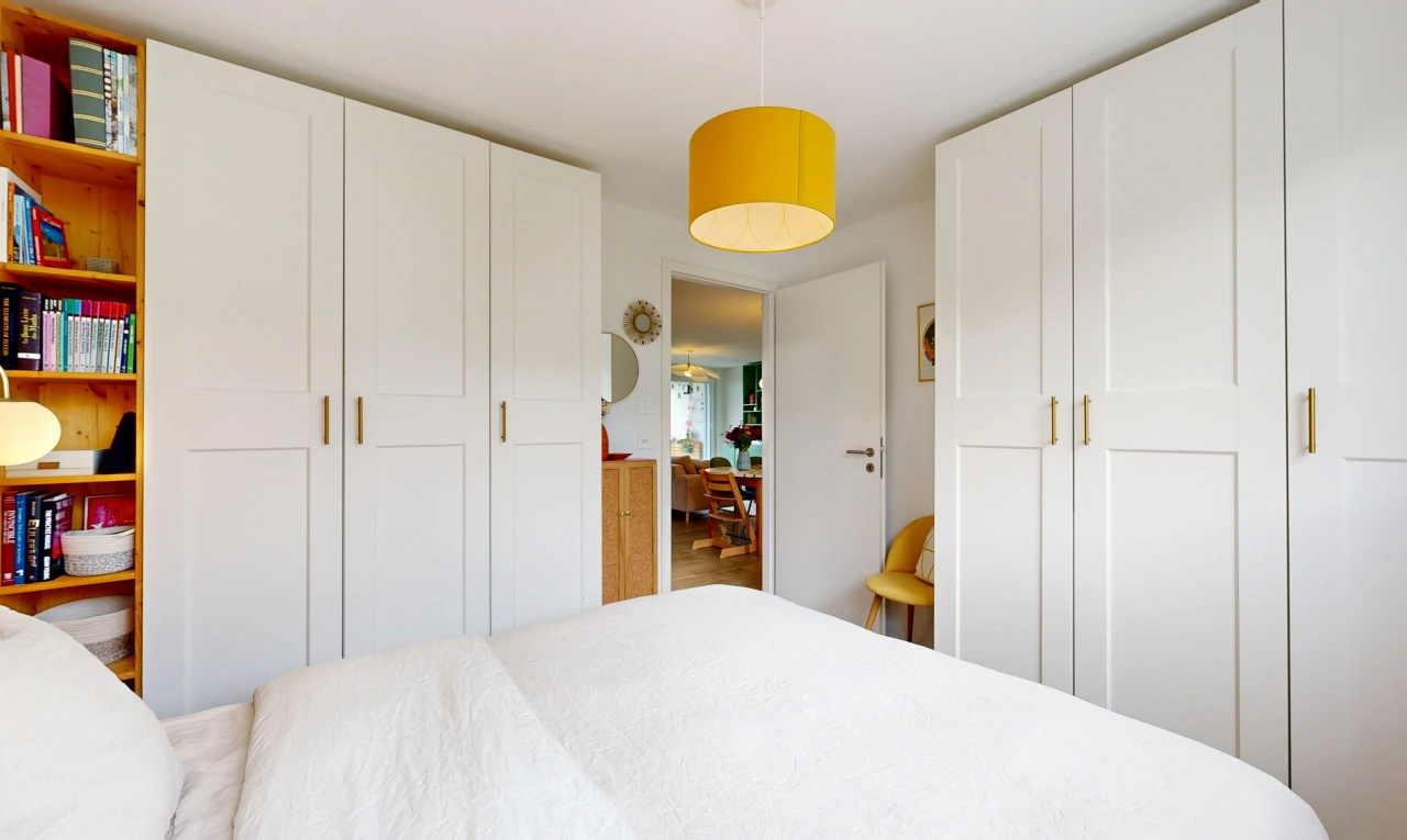 chambre avec placard, inside property, éclairage suspendu, cloison sèche, et drywall