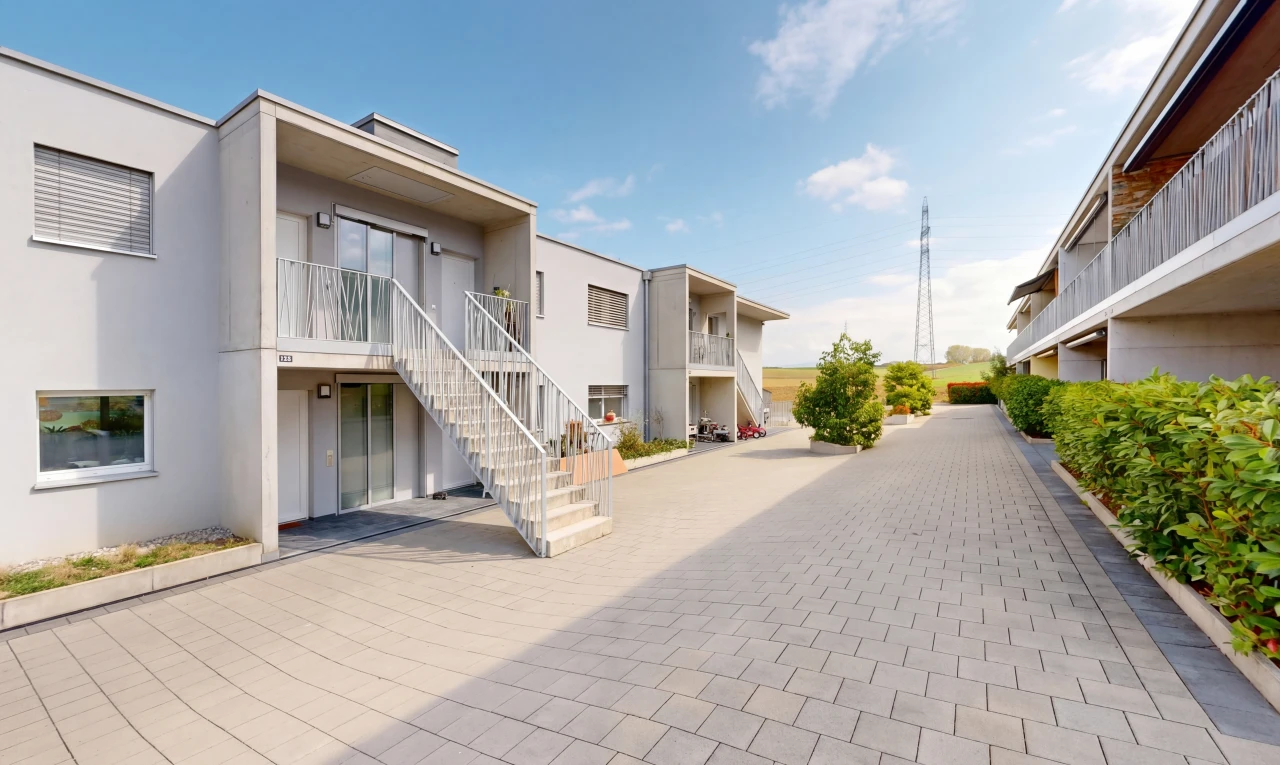 terrasse avec escaliers, day time, from community, ascenseur, et balcon