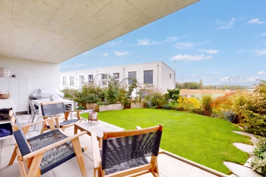 terrasse avec terrasse, from property, pelouse, day time, et espace de vie extérieur