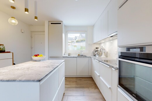 küche mit ofen, light countertops, light floor, weiße schränke, und white cabinets